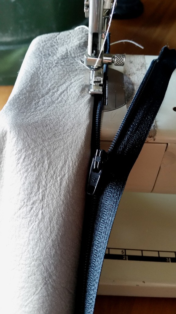 DIY PROJECT_Leather Zip Purse (8)