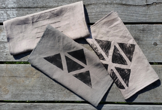 http://threadbarecloak.com/wp-content/uploads/2015/10/DIY-PROJECT__Hand-Printed-Tea-Towels-1.jpg